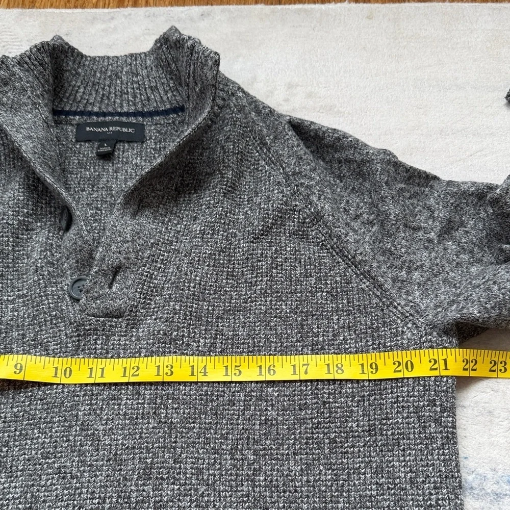 (274)Banana Republic Gray Button-Up Crewneck Sweater